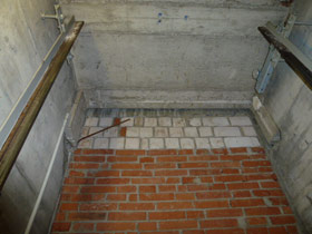 Vorher: Rauchgase können ungehindert durch Fugen zwischen den Betonplatten dringen